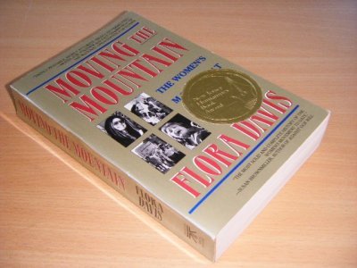 Tweedehands boek: Moving the Mountain van auteur Flora Davis - Paperback, stains on book block, in good condition.
