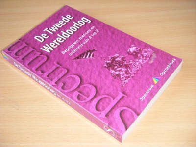 Tweedehands boek: De Tweede Wereldoorlog van auteur Spectrum dBp (samenstelling) - Paperback, met leesvouwen, in goede staat.