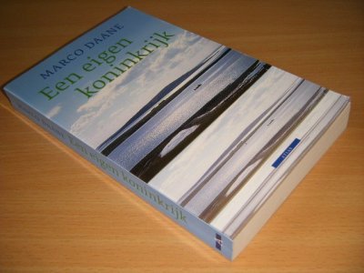 Tweedehands boek: Een eigen koninkrijk van auteur Marco Daane - Paperback, met (nauwelijks zichtbare) leesvouw, in goede staat. Geillustreerd.