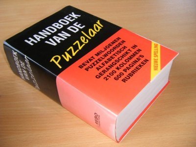 Tweedehands boek: Handboek van de puzzelaar van auteur H.C. van den Welberg - Gebonden met stofomslag, verkleurde rug, in goede staat.