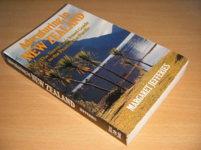 Tweedehands boek: Adventuring in New Zealand van auteur Margaret Jefferies - LET OP: 1993, oude uitgave. Paperback, in goede staat. Geillustreerd.