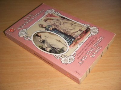 Tweedehands boek: And the Bride Wore van auteur Ann Monsarrat - Pocket, traces of use, stains on book block, in reasonable condition.