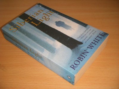 Tweedehands boek: Siberian Light van auteur Robin White - Pocket, creases in spine, in good condition.