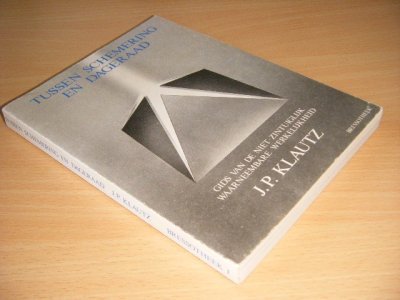 Tweedehands boek: Tussen schemering en dageraad van auteur J.P. Klautz - Paperback, met leesvouw, in goede staat. Geillustreerd.