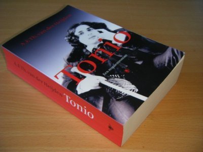 Boek met de titel: Tonio