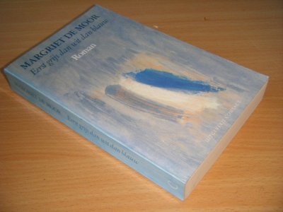 Tweedehands boek: Eerst grijs dan wit dan blauw van auteur Margriet de Moor - Paperback, met leesvouwen, in goede staat.
