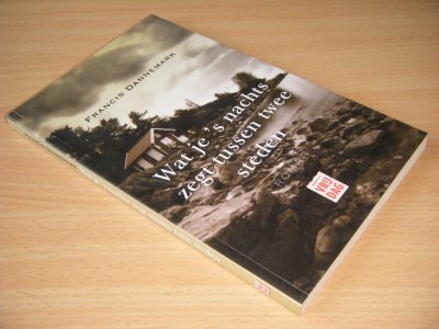 Boek met de titel: Wat je 's nachts zegt tussen twee steden