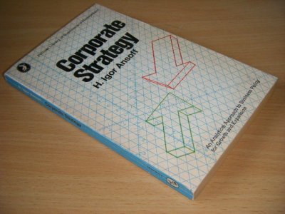 Tweedehands boek: Corporate Strategy van auteur H. Igor Ansoff - Pocket, creases in spine, traces of use, in reasonable condition.