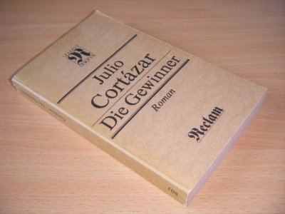 Tweedehands boek: Die Gewinner van auteur Julio Cortazar - Pocket, met leesvouwen, in goede staat.