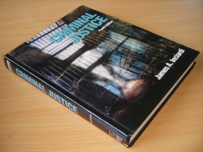 Boek met de titel: Criminal Justice