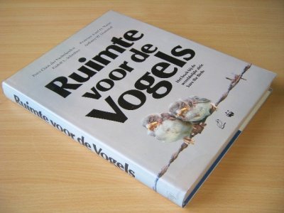 Tweedehands boek: Ruimte voor de vogels van auteur Prins Claus der Nederlanden, Rudolf L. Schreiber, Professor Karel H. Voous en Anthony W. Diamond - Gebonden met stofomslag, in goede staat. Geillustreerd.