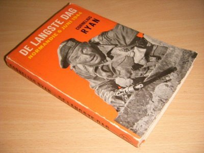 Tweedehands boek: De langste dag van auteur Cornelius Ryan - Softcover, slijtage aan de randen, lichte gebruikssporen, in goede staat. Geillustreerd.