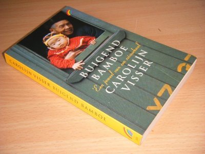 Tweedehands boek: Buigend bamboe van auteur Carolijn Visser - Pocket, in goede staat.