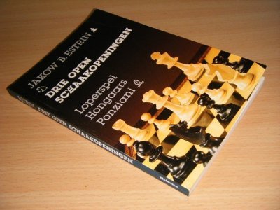 Tweedehands boek: Drie open schaakopeningen van auteur Jakow B. Estrin - Paperback, lichte gebruikssporen, in goede staat.