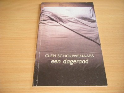 Tweedehands boek: Een dageraad van auteur Clem Schouwenaars - Pocket, lichte gebruikssporen, in goede staat.