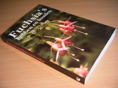 Tweedehands boek: Fuchsia's hebben en houden van auteur Nederlandse Kring van Fuchsiavrienden (samenstelling) - Paperback, met leesvouw, in goede staat. Geillustreerd.