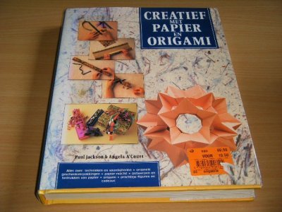 Tweedehands boek: Creatief met papier en origami van auteur Paul Jackson en Angela A'Court - Gebonden met stofomslag, in goede staat. Geillustreerd.