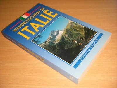 Tweedehands boek: Wandeltochten in Italie van auteur Stefano Ardito - Paperback, met leesvouwen, in goede staat. Geillustreerd.
