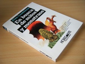 Boek met de titel: En busca de mitos y monstruos
