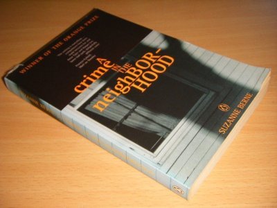 Tweedehands boek: A Crime in the Neighborhood van auteur Suzanne Berne - Paperback, crease in spine, in good condition.