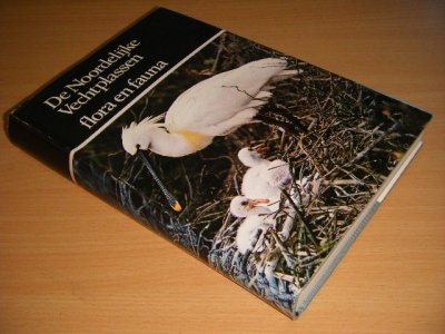 Tweedehands boek: De noordelijke Vechtplassen van auteur P.A. Bakker, C.A.J. van der Hoeven-Loos, L.R. Mur en A. Stork - Gebonden met stofomslag, vlekjes op bladsnede, gebruikssporen aan stofomslag, in goede staat. Geillustreerd.