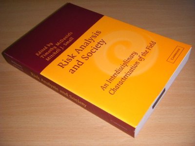Tweedehands boek: Risk Analysis and Society. van auteur Timothy McDaniels and Mitchell Small (ed.) - Paperback, in good condition.