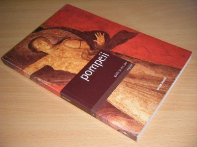 Tweedehands boek: Pompeii van auteur Piero Giovanni Guzzo and Antonio D'Ambrosio  - Paperback, in excellent condition. With pictures.