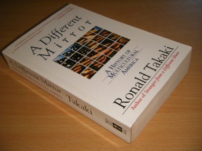 Tweedehands boek: A Different Mirror van auteur Ronald Takaki - Paperback, in good condition. With pictures. 