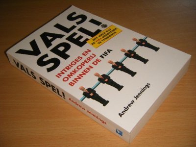 Tweedehands boek: Vals spel! van auteur Andrew Jennings - Paperback, met leesvouwen, in goede staat.