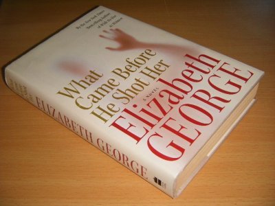 Boek met de titel: What Came Before He Shot Her