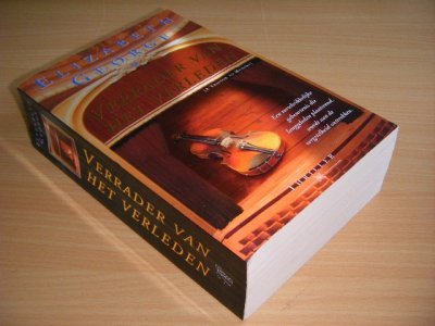 Boek met de titel: Verrader van het verleden