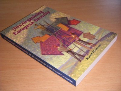 Tweedehands boek: (Dis)Organising European Security van auteur Arnout Molenaar - Engelstalige paperback, als nieuw.