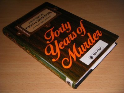 Tweedehands boek: Forty Years of Murder. van auteur Keith Simpson - Hardcover with dustjacket, name on title page, slightly discoloured spine, in good condition. With illustrations.