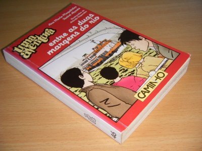 Tweedehands boek: Uma aventura, Entre as duas margens do rio van auteur Ana Maria Magalhaes en Isabel Alcada - Pocket, verkleurde rug, met leesvouw, in goede staat. Geillustreerd. Tekst in het Portugees.