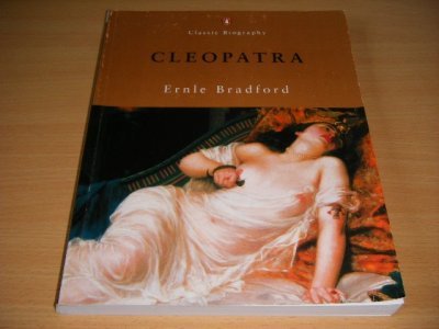 Tweedehands boek: Cleopatra van auteur Ernle Bradford - Paperback, traces of use, fold in cover, in good condition. With illustrations. 