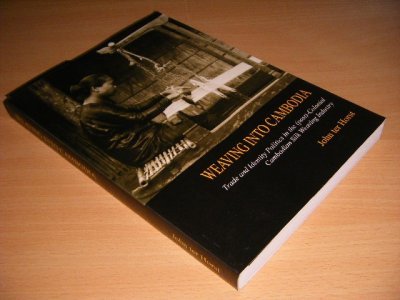 Boek met de titel: Weaving Into Cambodia