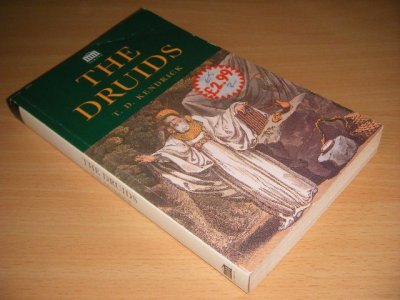 Tweedehands boek: The druids van auteur Thomas Downing Kendrick - Paperback, fold in cover, traces of use, crease in spine, in good condition. With illustrations.