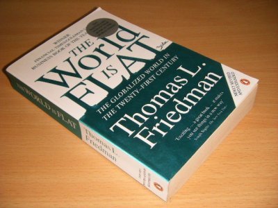 Tweedehands boek: The World is Flat van auteur Thomas L. Friedman - Paperback, crease in spine, in good condition.