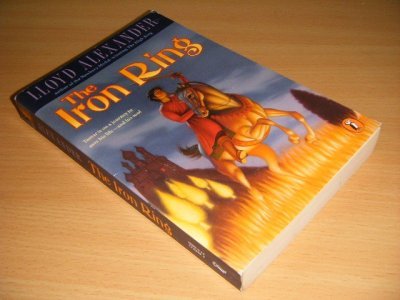 Tweedehands boek: The Iron Ring van auteur Lloyd Alexander - Paperback, name on title page, traces of use, in good condition.
