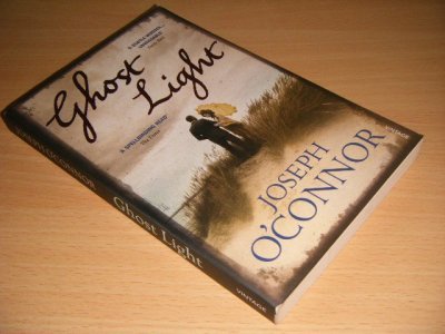 Boek met de titel: Ghost Light