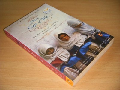 Tweedehands boek: Three Cups of Tea van auteur Greg Mortenson and David Oliver Relin - Paperback, in good condition. With pictures.