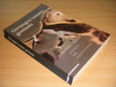 Boek met de titel: Gevangen tussen grenzen