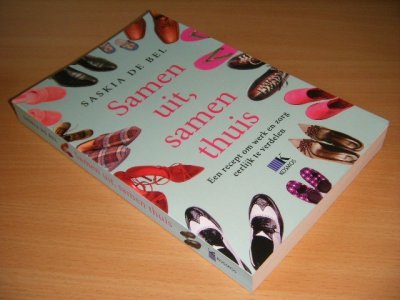 Tweedehands boek: Samen uit, samen thuis van auteur Saskia de Bel - Paperback, in zeer goede staat.