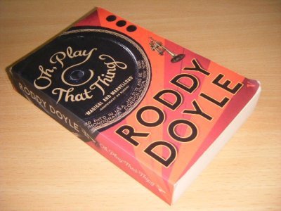 Tweedehands boek: Oh, play that thing van auteur Roddy Doyle - Pocket, crease in spine, in good condition.