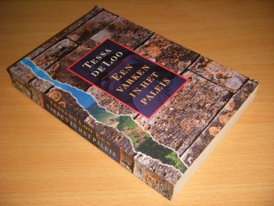 Tweedehands boek: Een varken in het paleis van auteur Tessa de Loo - Paperback, iets scheefgelezen, met leesvouwen, in goede staat.