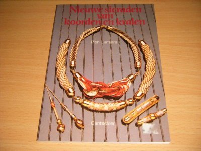 Tweedehands boek: Nieuwe sieraden van koorden en kralen van auteur Pien Lemstra - Paperback, naam op titelblad, in goede staat. Geillustreerd.