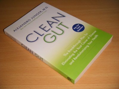Tweedehands boek: Clean Gut van auteur Alejandro Junger - Paperback, in excellent condition.