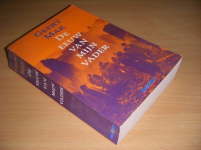 Tweedehands boek: De eeuw van mijn vader van auteur Geert Mak - Paperback, met (nauwelijks zichtbare) leesvouwen, in goede staat.