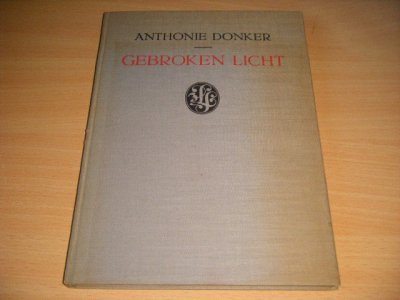 Tweedehands boek: Gebroken licht van auteur Anthonie Donker - Gebonden, verkleurde cover, in goede staat.
