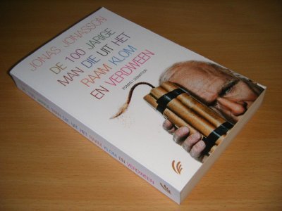 Boek met de titel: De 100-jarige man die uit het raam klom en verdween